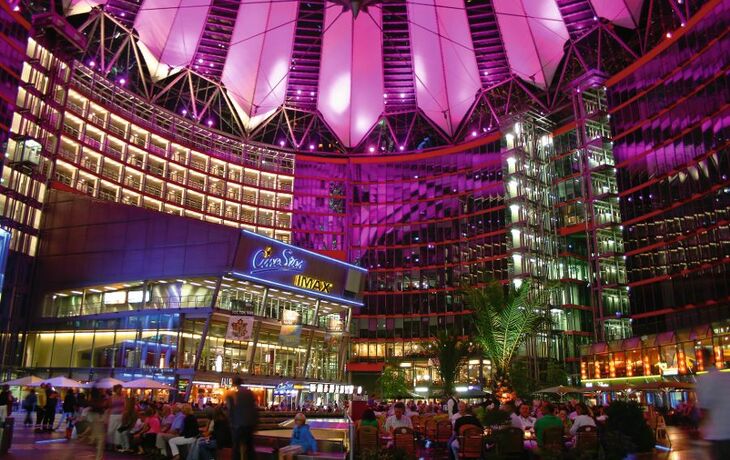 Innenhof im Sony Center bei Nacht, bunte Lichter und moderne Architektur am Potsdamer Platz.