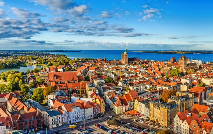 Panoramablick auf den Hafen und die Altstadt von Stralsund an der Ostsee.