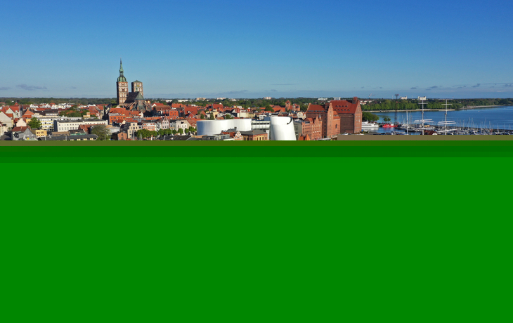 Kreuzfahrtschiff Junker Jörg vor dem Hafen von Stralsund überblickt von der historischen Altstadt.