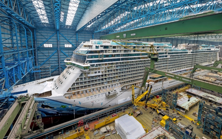 Kreuzfahrtschiff Norwegian Bliss im Bau in der Meyer Werft Papenburg.