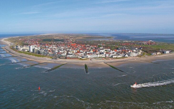 Luftaufnahme der Insel Norderney mit Küste und Meer im Hintergrund