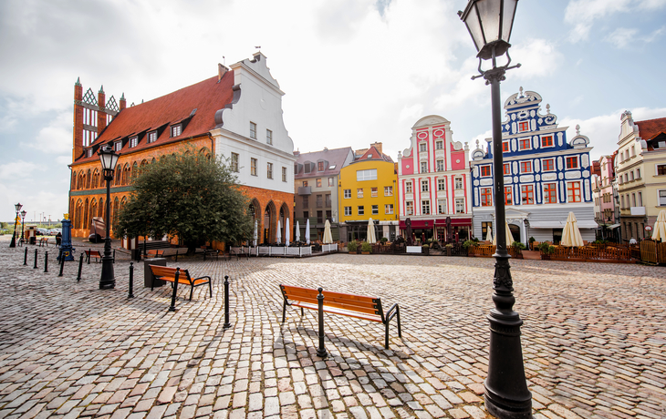 Marktplatz in Stettin mit bunten Häusern und Pflastersteinen.