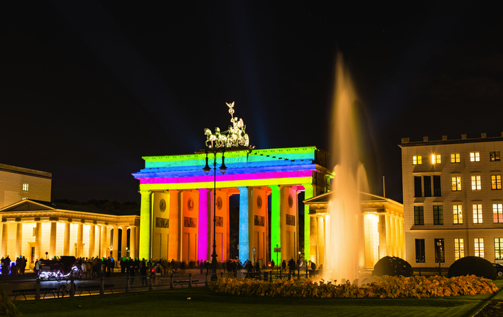 Das Brandenburger Tor bunt beleuchtet beim Festival of Lights in Berlin.