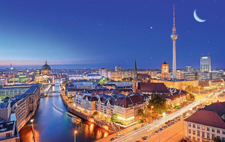 Skyline von Berlin bei Nacht mit Alexanderplatz, Berliner Dom und Fernsehturm.