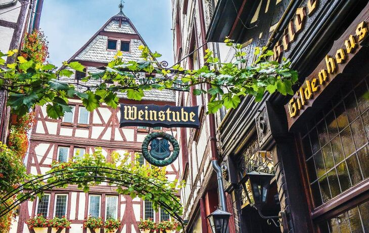 Fachwerkgebäude mit Weinstube in Bernkastel, Mosel, Rheinland-Pfalz.