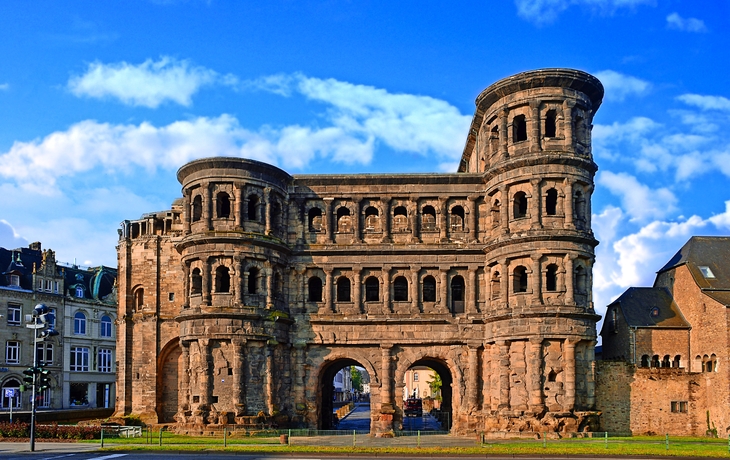 Römisches Stadttor Porta Nigra in Trier bei klarem Himmel