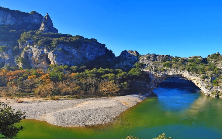 Pont d'Arc über der Ardèche in der Region Auvergne-Rhône-Alpes, Frankreich.
