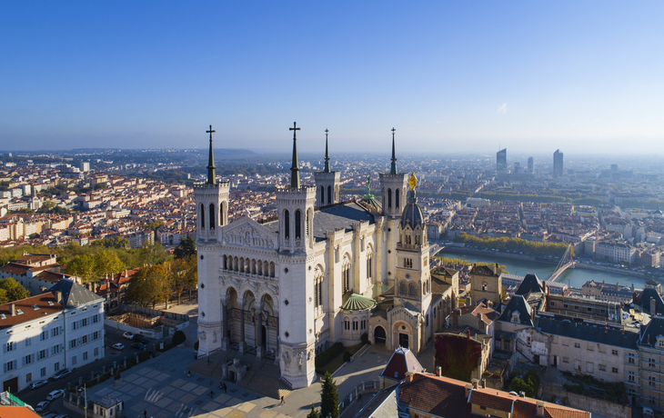 Notre-Dame de Fourvière-Kirche in Lyon über Flüsse Rhône und Saône, Frankreich.