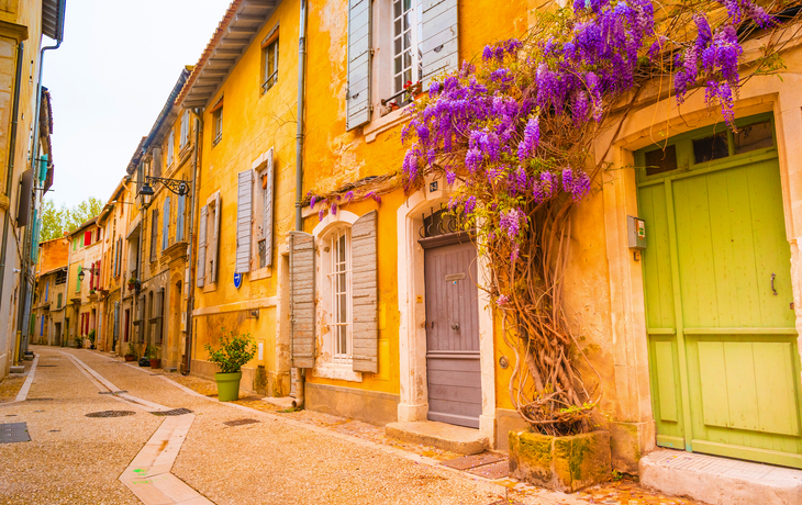 Schmale Straße mit historischen Häusern in Arles, Südfrankreich