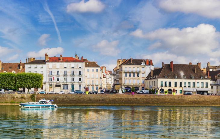 Panorama von Chalon-sur-Saône mit Fluss und Promenade, Burgund, Frankreich.