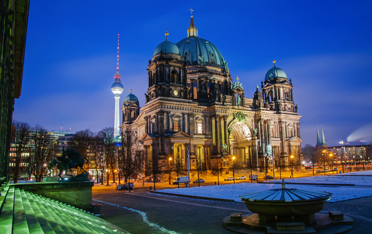 Berliner Dom im Winter, beleuchtet am Abend im Schnee auf der Museumsinsel in Berlin.