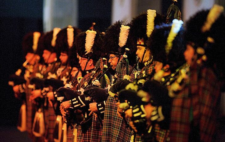 Dudelsackspieler in schottischen Kilts bei einem Musikfestival in Berlin.