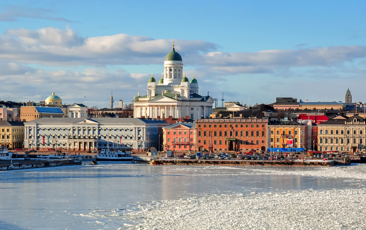 Dom von Helsinki im Winter mit Schnee und Hafen im Vordergrund.