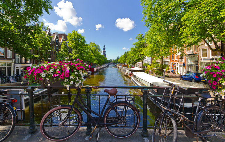 Fahrräder auf Brücke über Amsterdamer Kanal