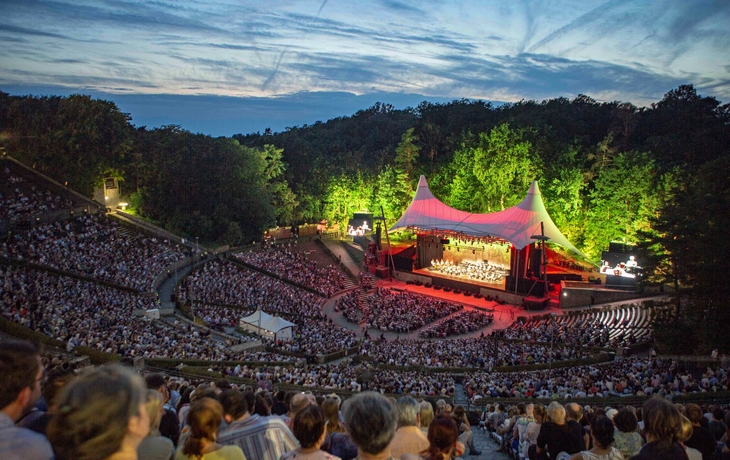 Open-Air-Konzert in der Berliner Waldbühne bei Sonnenuntergang.