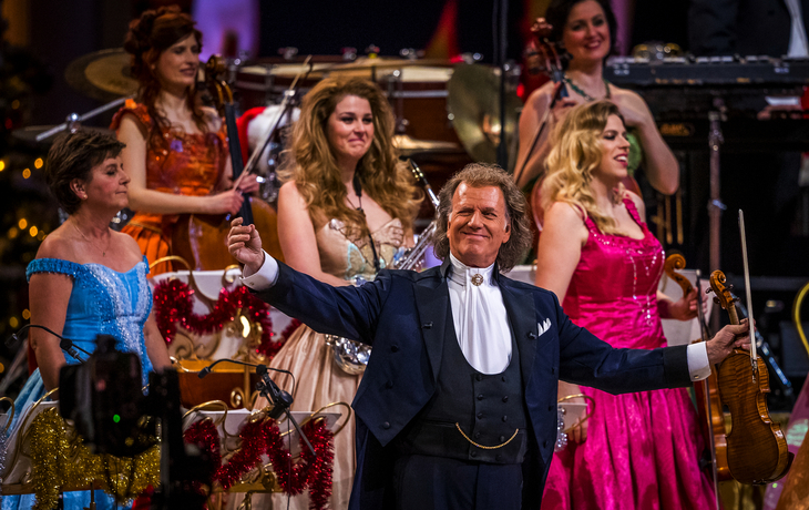 Musiker auf Bühne bei Weihnachtskonzert in Maastricht vor Publikum.