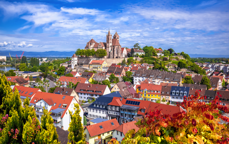 Luftaufnahme der Altstadt von Breisach am Rhein mit St. Stephansmünster.