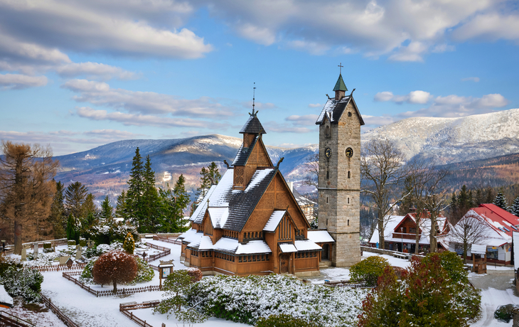 Stabkirche Wang in Karpacz, Polen, im Winter mit Schnee und blauem Himmel
