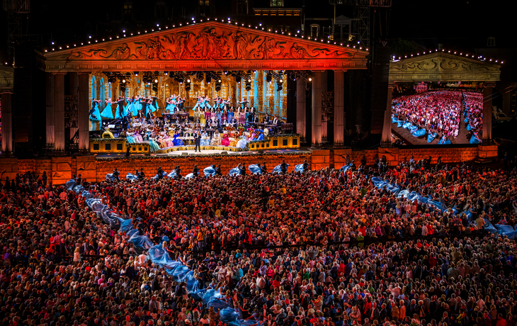 Konzert von Andre Rieu auf der Bühne am Vrijthof Maastricht vor einem großen Publikum.