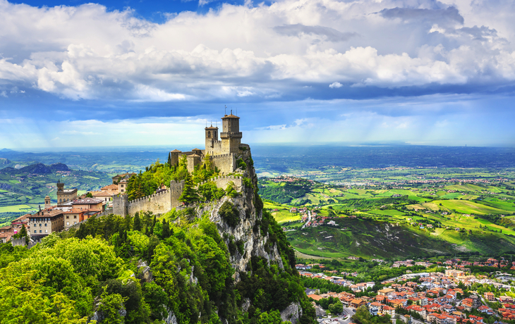 Guaita Tower auf einem Berg in San Marino mit Blick über das Tal