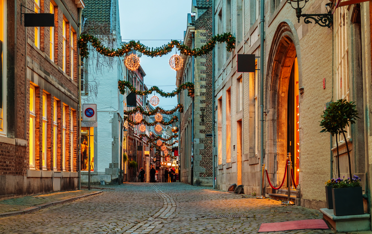 Einkaufsstraße in Maastricht mit festlicher Weihnachtsbeleuchtung.