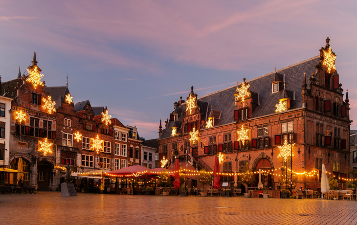 Weihnachtsbeleuchtung in der Altstadt von Nijmegen, Niederlande im Winter.