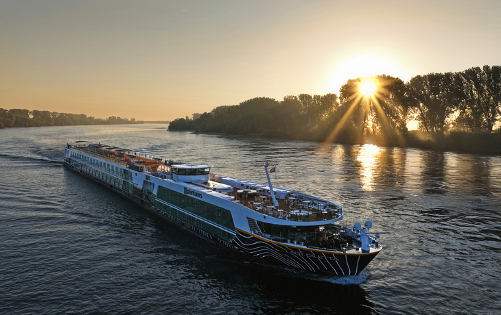 Flusskreuzfahrtschiff MS Lady Diletta bei Sonnenaufgang