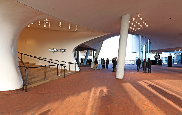 Innenansicht des Foyers der Elbphilharmonie in Hamburg, mit Treppe zum Großen Saal.