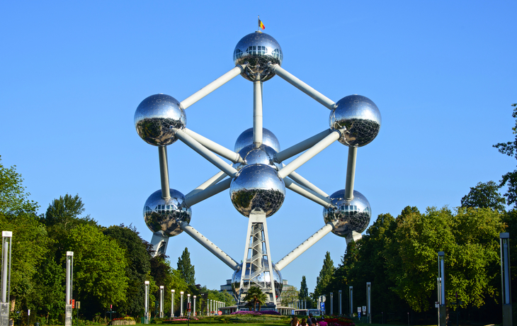 Das Atomium in Brüssel, eine Darstellung eines Eisenkristallmodells.