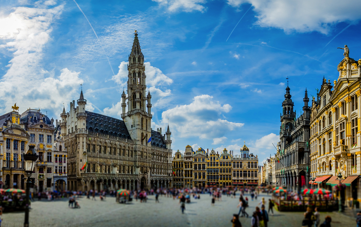 Grote Markt in Brüssel mit Rathaus und historischen Gebäuden.