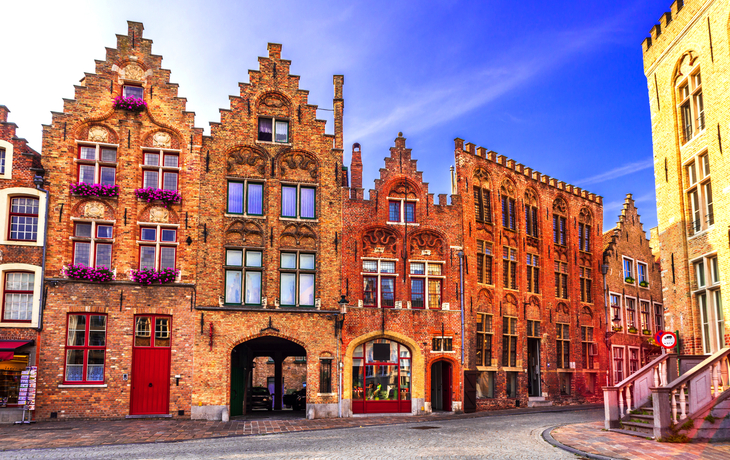 Historische Gebäude am Grote Markt in Brügge bei klarem Himmel.