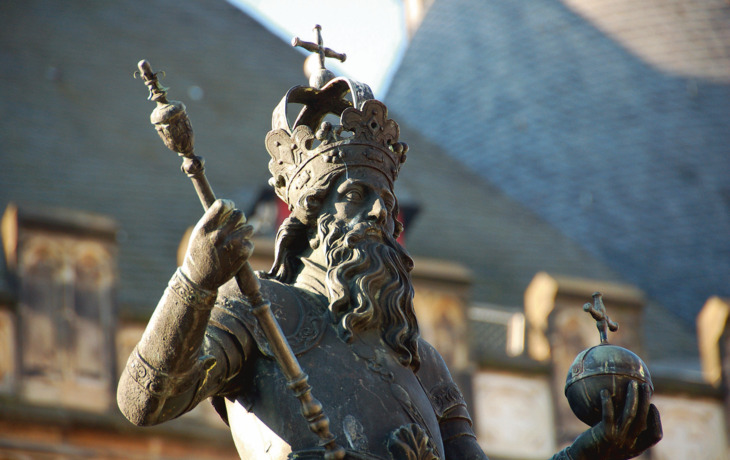 Karl der Große Statue auf dem Karlsbrunnen in Aachen