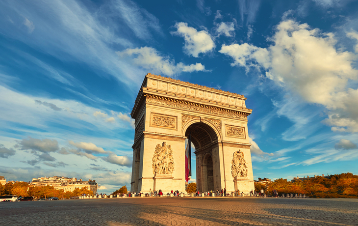 Arc de Triomphe in Paris bei sonnigem Himmel.