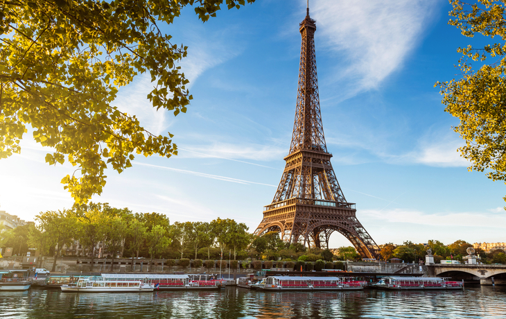 Eiffelturm am Ufer der Seine in Paris bei klarem Himmel