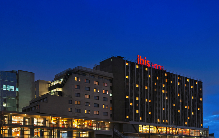 Außenansicht des Ibis Hotels Paris 17 Batignolles bei Nacht
