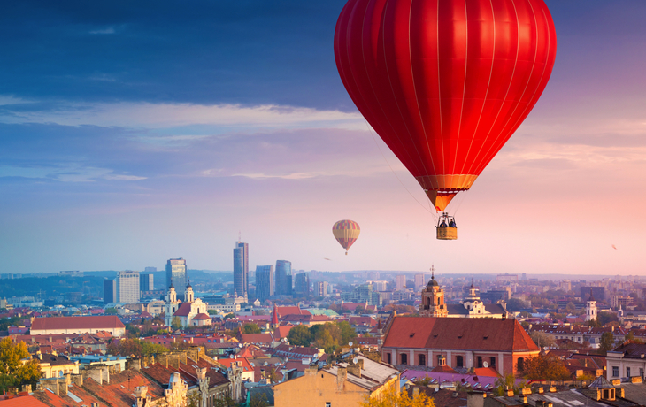 Heißluftballon über der Altstadt von Vilnius mit barocker Architektur und Skyline.