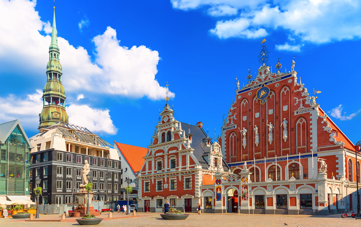 Schwarzhäupterhaus und Petrikirche auf dem Rathausplatz in Riga, Lettland.
