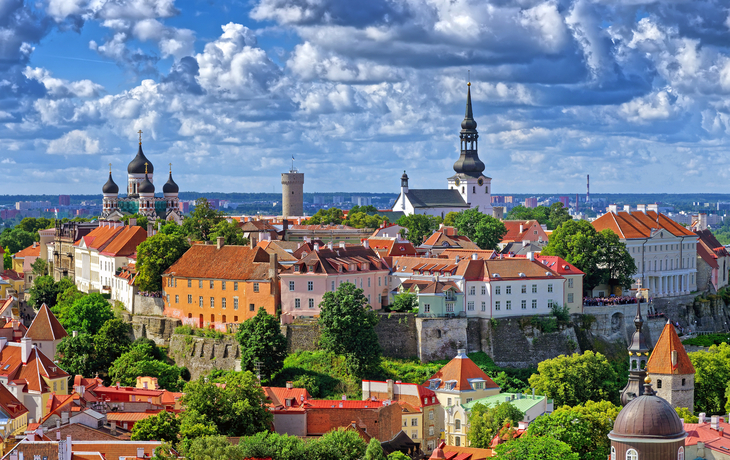 Panoramablick auf den Domberg mit der Alexander-Newski-Kathedrale in Tallinn, Estland.