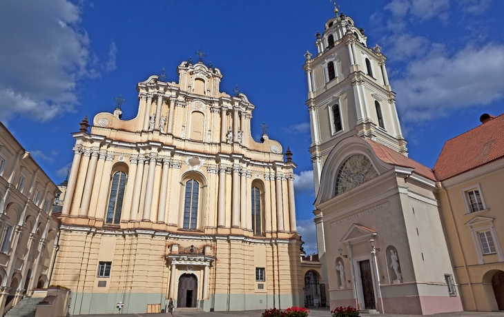 Barocke St. Johanniskirche an der Universität Vilnius in der Altstadt bei sonnigem Wetter.
