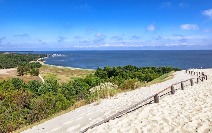 Dünenlandschaft bei Nida mit Blick auf das Kurische Haff und die Ostsee.