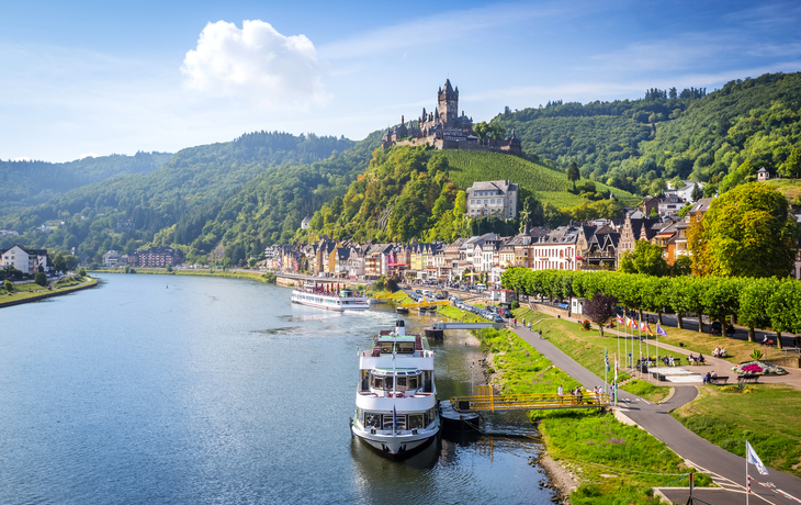 Fluss Mosel und Reichsburg in Cochem, Deutschland, mit Promenade im Vordergrund
