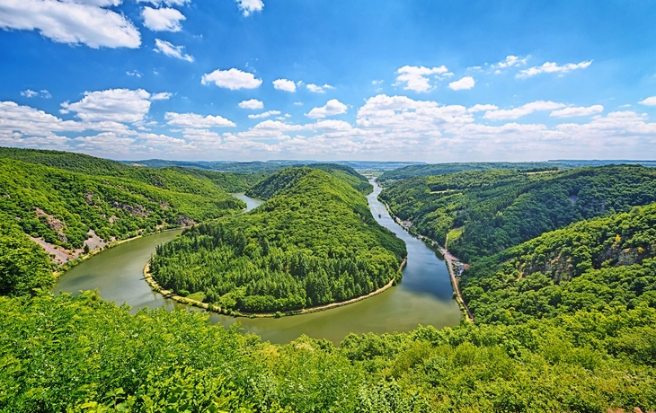 Aussicht auf die Saarschleife im Saarland mit grün bewachsenen Hügeln.