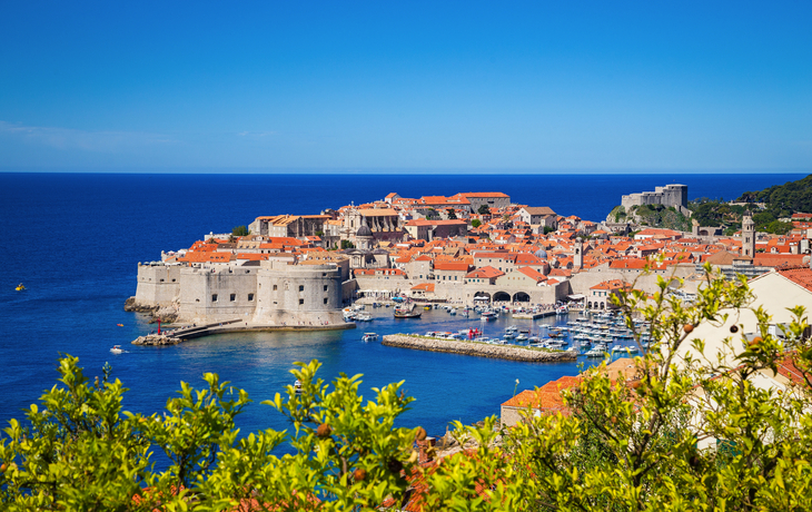 Panorama von Dubrovnik an der Adriaküste mit historischem Hafen und Stadtmauern