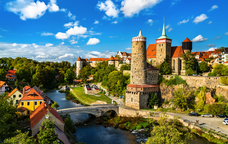 Panoramablick auf Bautzen mit Ortenburg und Spree im Sommer.