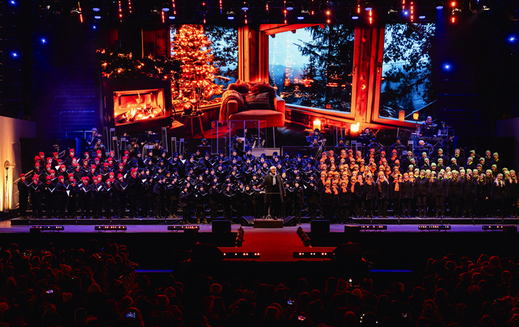 Chor und Orchester auf einer Bühne bei einem Adventskonzert in Dresden.