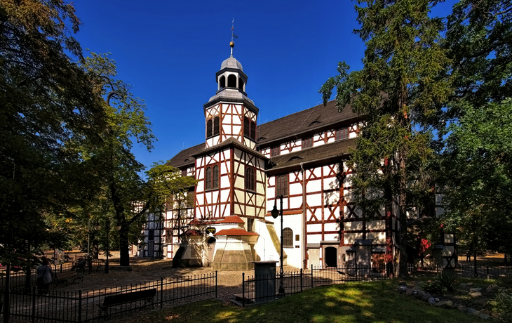 Fachwerkkirche im Park, Polen, historische Architektur, Kirche des Friedens.