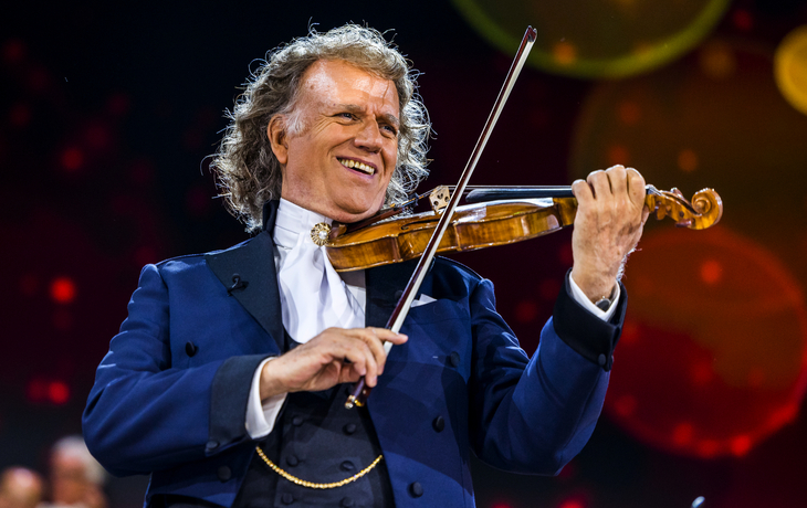 Ein Geiger spielt die Geige auf einem Konzert, Andre Rieu auf einer Bühne.