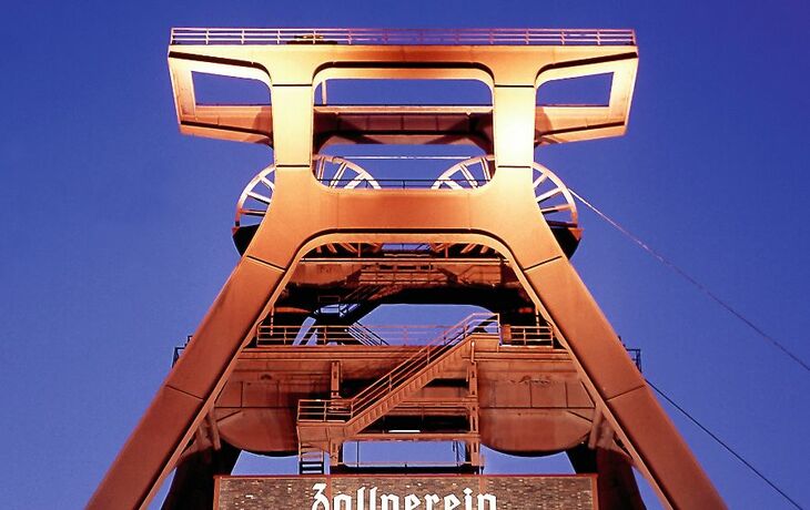 Zeche Zollverein Schacht XII, ikonische Industriearchitektur bei Sonnenuntergang.