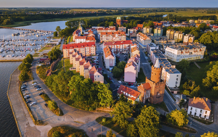 Stadtansicht von Kamień Pomorski mit historischen Gebäuden und Hafen.