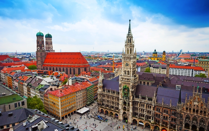 Skyline von München mit Marienplatz, Mariensäule, neuem Rathaus und Frauenkirche.